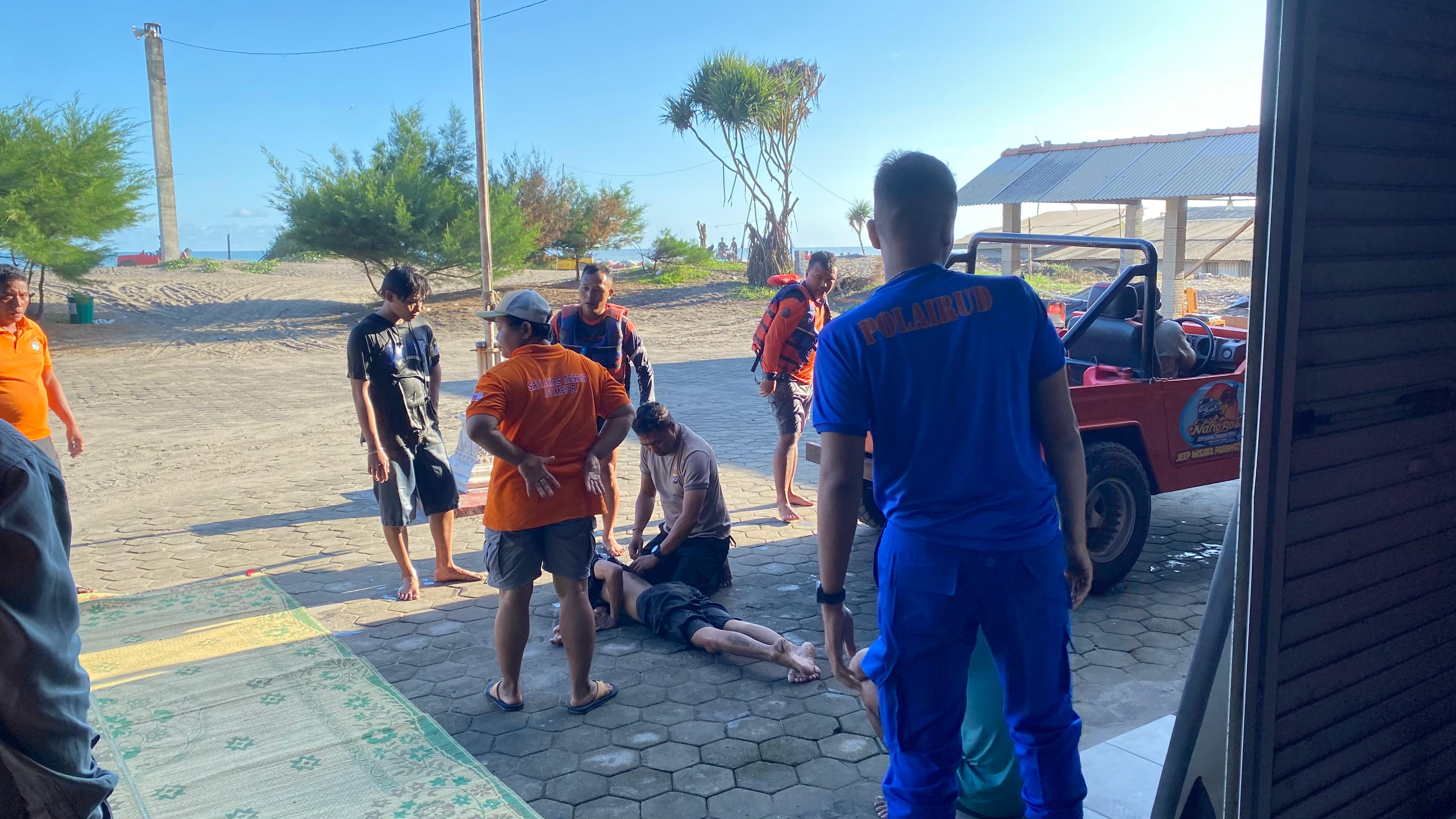 Berhasil Diselamatkan, Tiga Wisatawan Asal Sragen Terseret Arus Pantai Parangtritis