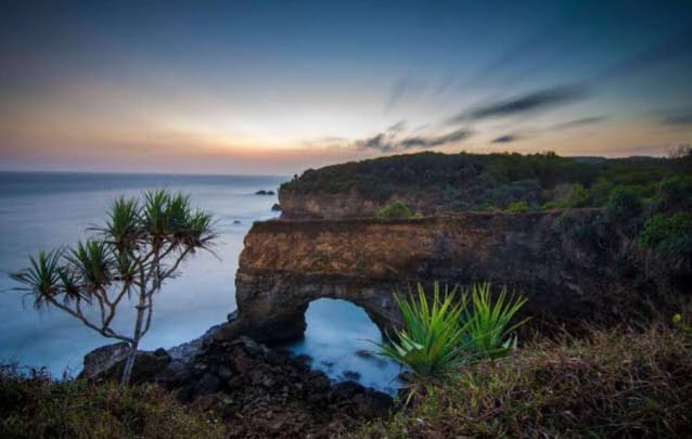 Eksplore Keindahan Tersembunyi, Wisata Terbaru 2024 Pantai Karang Bolong Pacitan