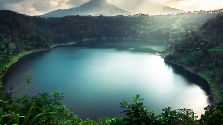 Pesona Tersembunyi Destinasi Wisata Danau Vulkanik Eksotis untuk Liburan Keluarga