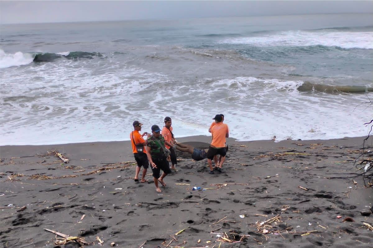 Lagi Asik Bikin Video di Pantai Goa Cemara, Wisatawan Menemukan Mayat Mengambang