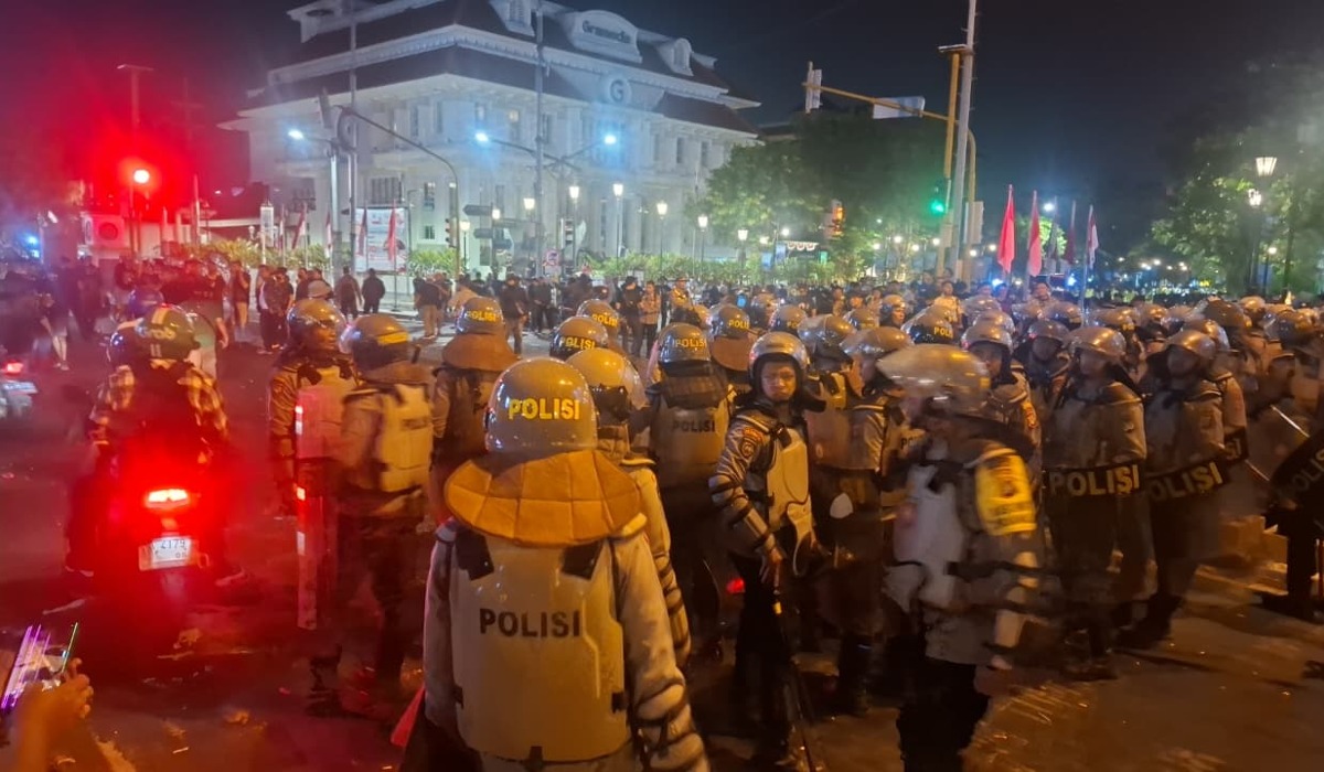 Momen Mencekam di Simpang Gramedia Jogja: Kericuhan Pecah saat Aksi Dibubarkan Polisi
