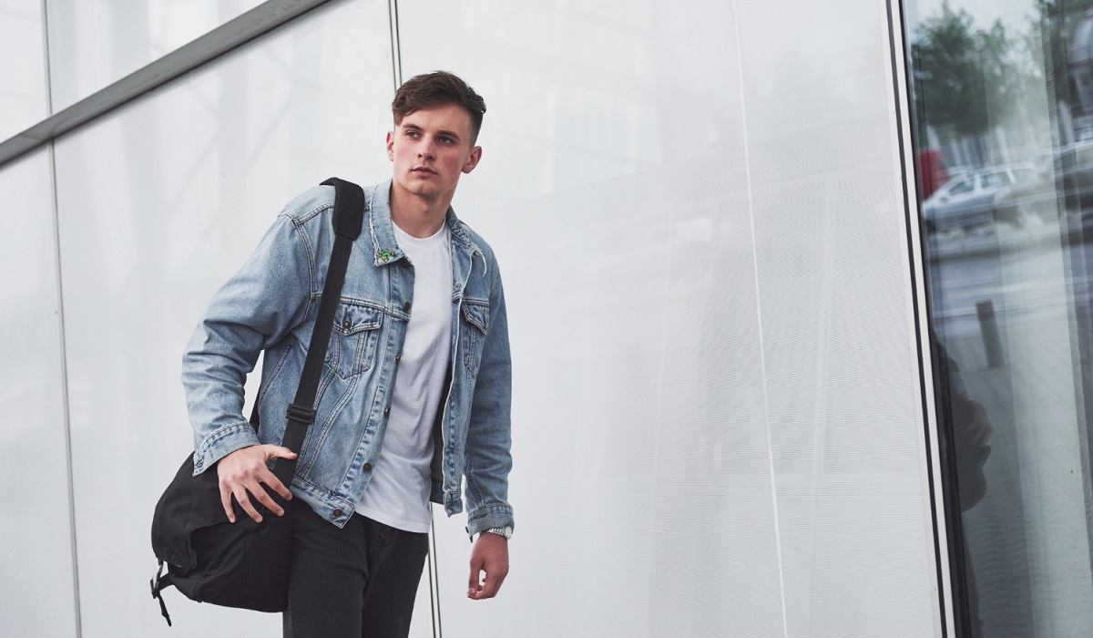 7 Inspirasi Paduan Outfit Kuliah Pria Paling Simpel dan Modis, Buat Visualmu Tetap Terjaga Seharian