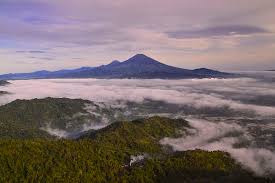 Wisata Puncak Suroloyo Perpaduan Alam dan Spiritual, Menyuguhkan Keindahan di Atas Awan