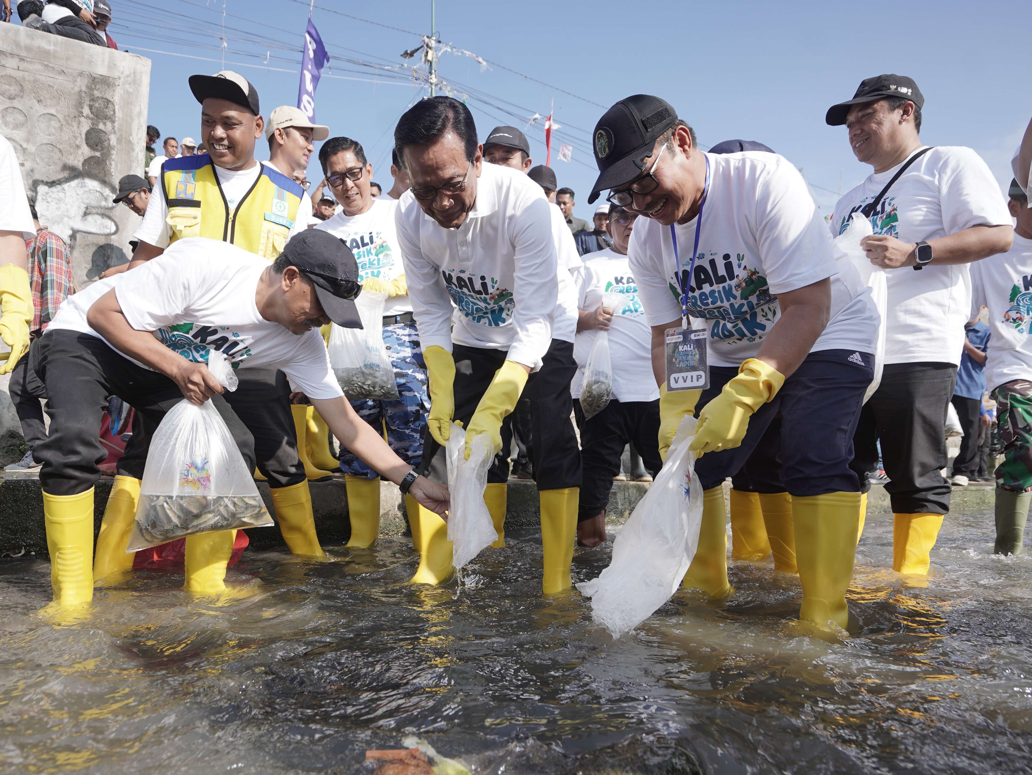 Sri Sultan dan Wali Kota Tebar Benih Ikan di Sungai Code untuk Pelestarian Lingkungan