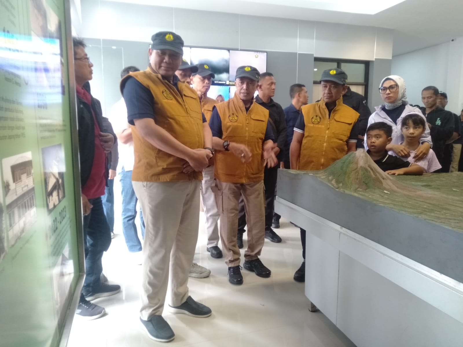 Menteri ESDM Bahlil Lahadalia Pantau Pos Pengamatan Gunung Merapi Berstatus Siaga