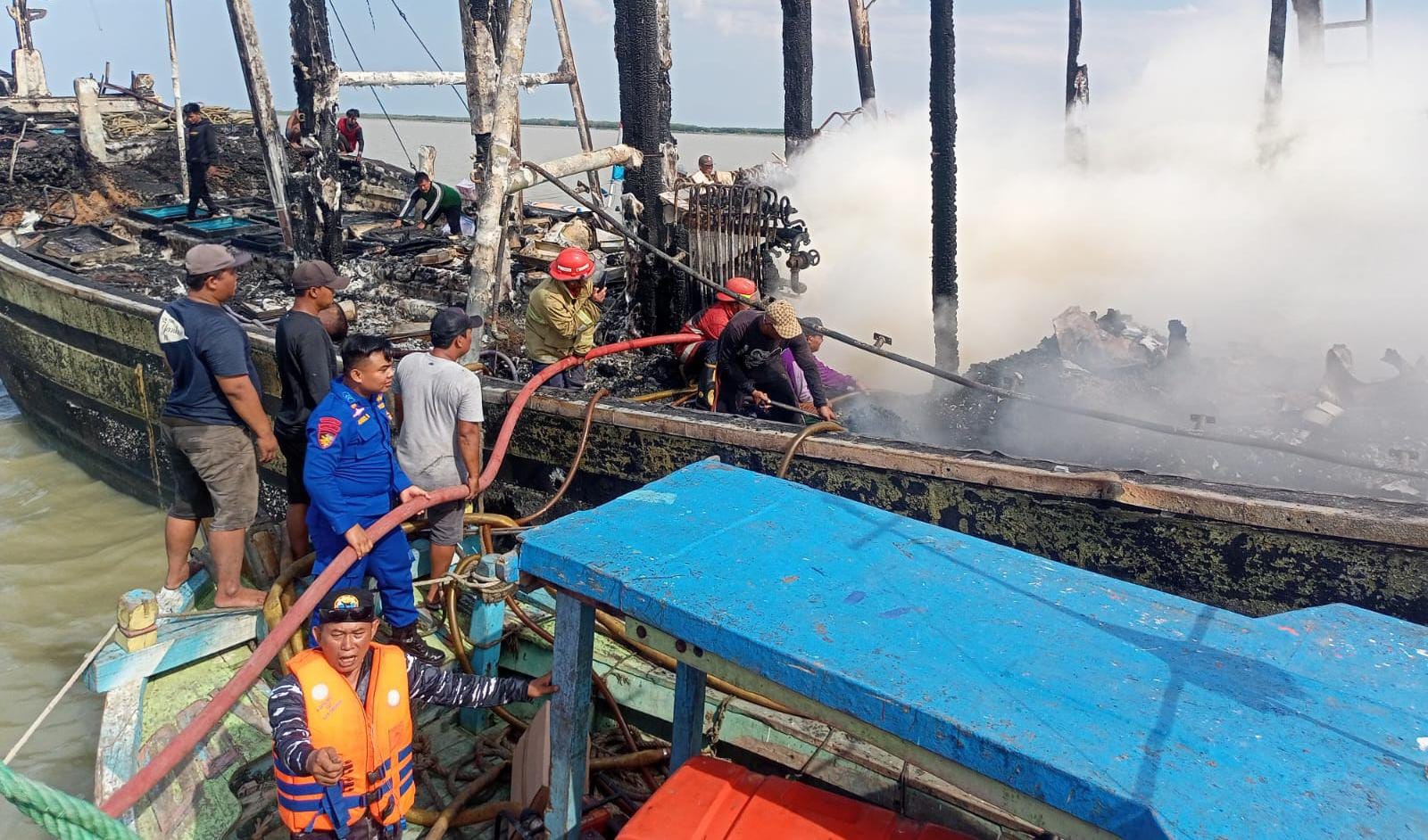 Kapal Nelayan KM Putri Timbul di Muara Sungai Kluwut Terbakar, Kerugian Capai Rp2 Miliar