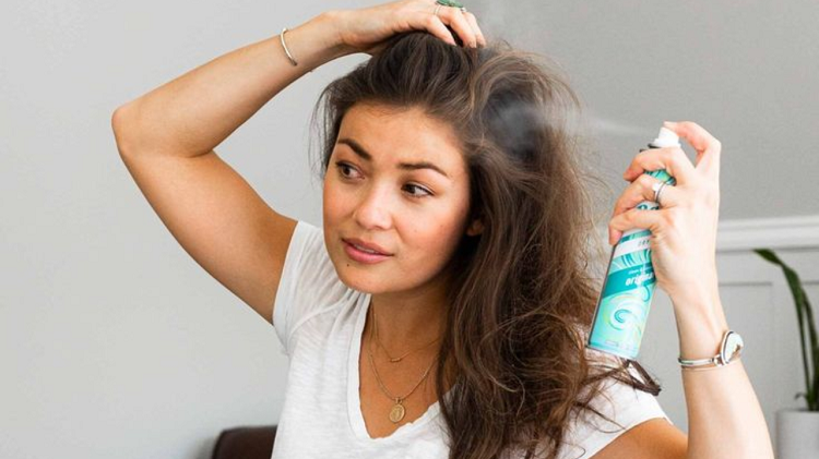 Memahami Fungsi, Risiko, dan Cara Penggunaan Paling Tepat dari Dry Shampoo