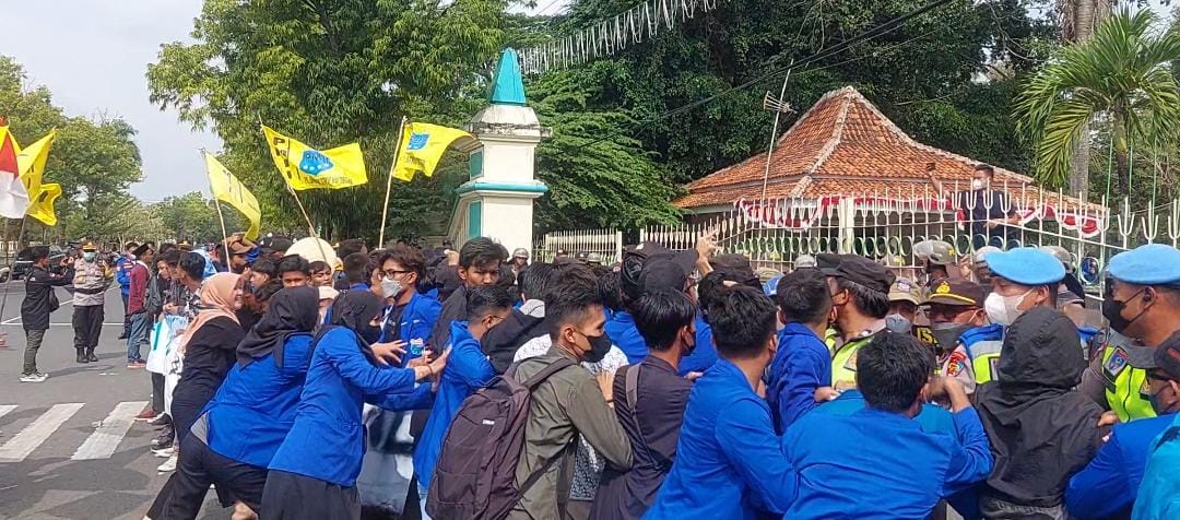 Demo Tolak BBM Naik di Tegal Diwarnai Saling Dorong