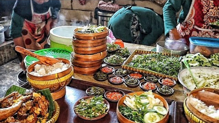 Kelezatan di Tengah Sawah Dari Kuliner Bebek Ledok yang Viral di Karanganyar