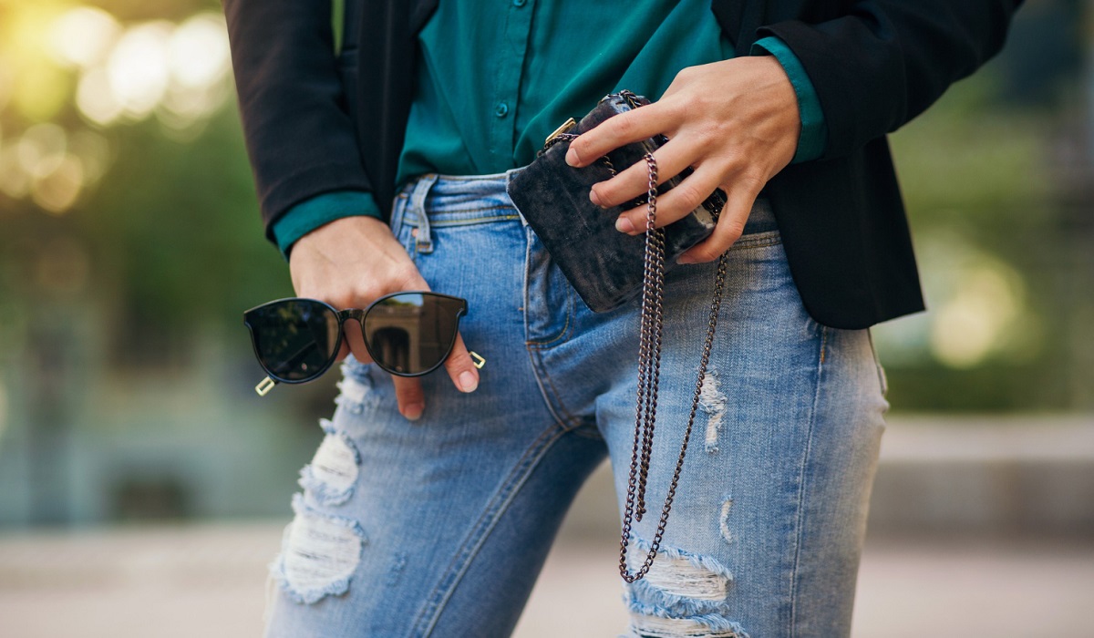 5 Rekomendasi Ripped Jeans Pria Terbaik dari Brand Lokal Terkenal, Maksimalkan Visualmu Setiap Saat