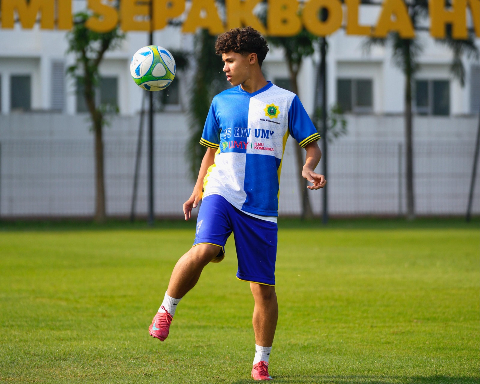 Pemain Timnas Jerman U-15 Berdarah Indonesia Said Brkic Main Bareng Akademi HW di Lapangan UMY