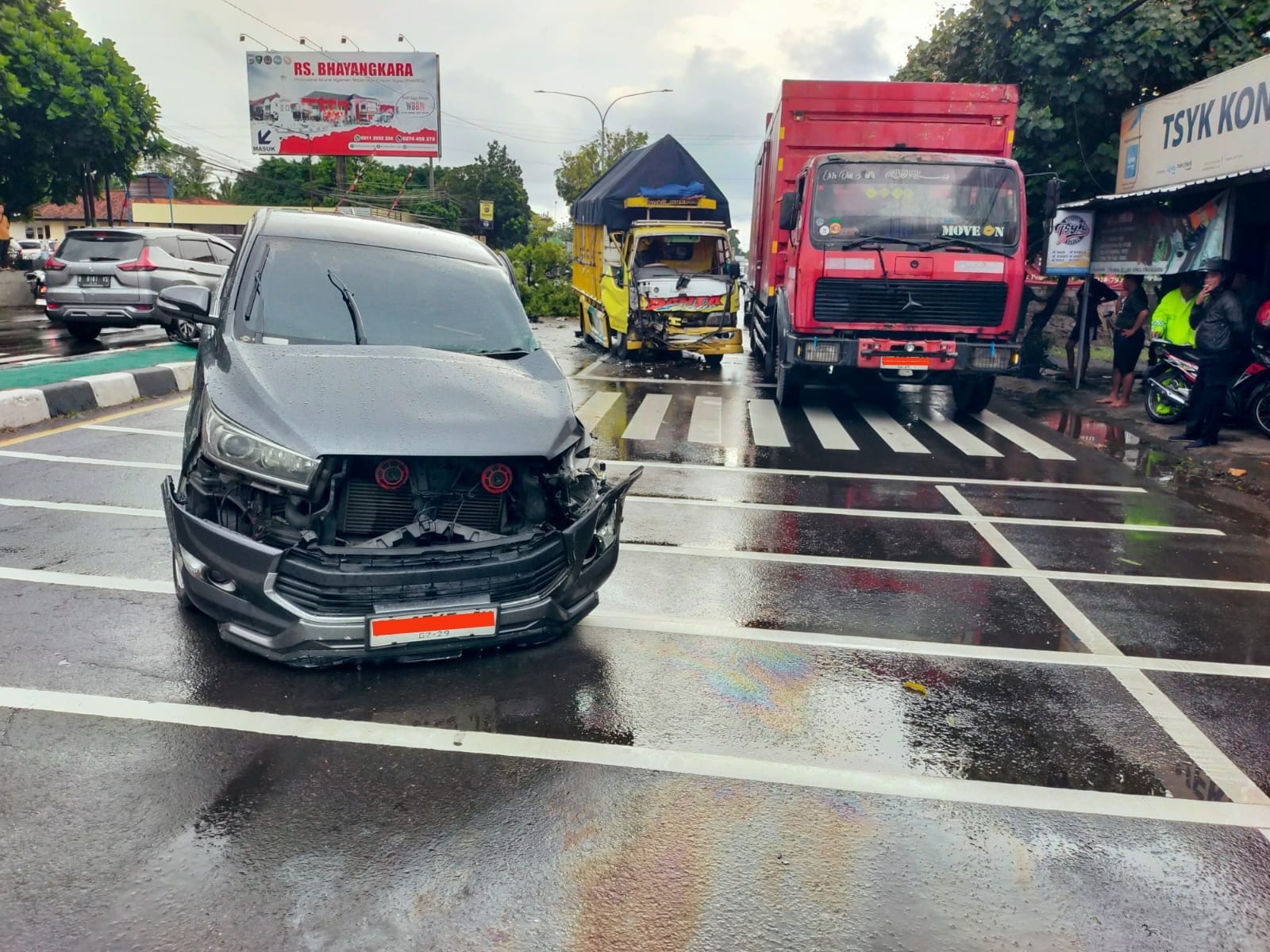 Kronologi Kecelakaan Truk di Depan RS Bhayangkara, Dua Orang Terluka 