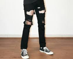 8 Rekomendasi Model Ripped Jeans Cowok Brand Lokal 2025, Rahasia Bikin Tampil Keren Untuk Pria