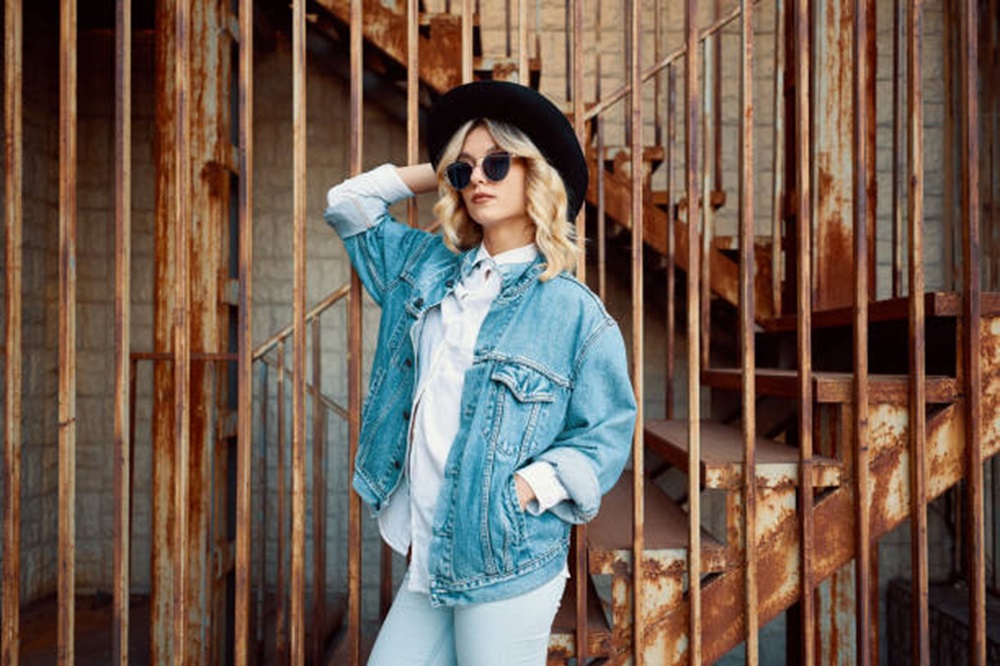 Inspirasi Style Jaket Jeans Wanita, Tampil Kece dan Trendy di Berbagai Suasana