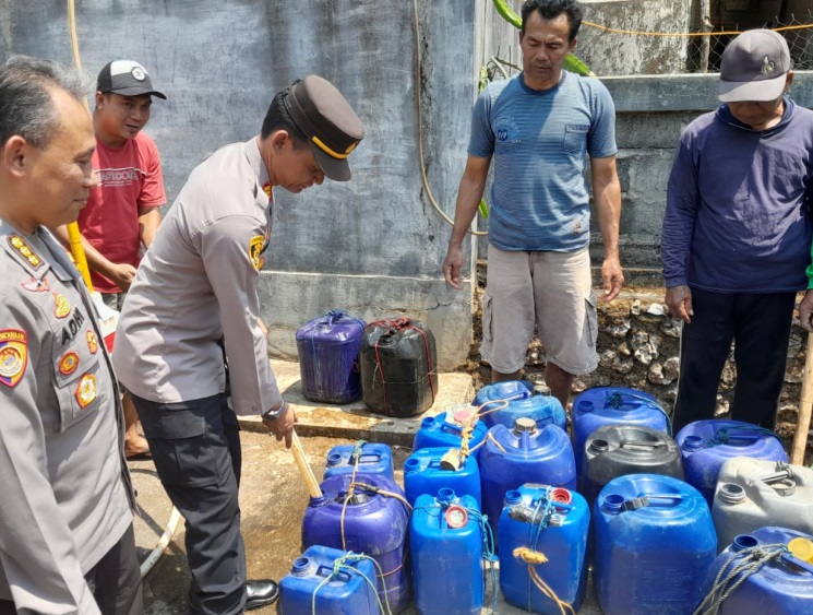 Kemarau, Polda DIY Bantu Air Bersih dan Bersihkan Masjid di Gunungkidul