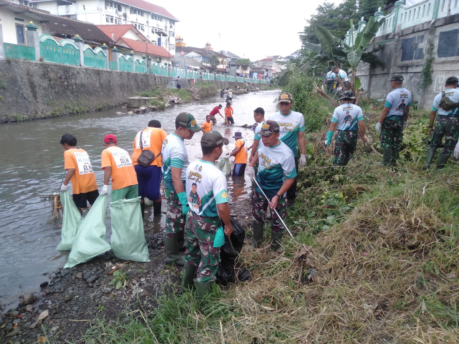 Aksi Bersihkan Sungai Code, Pemkot Yogyakarta Gandeng TNI dan Komunitas
