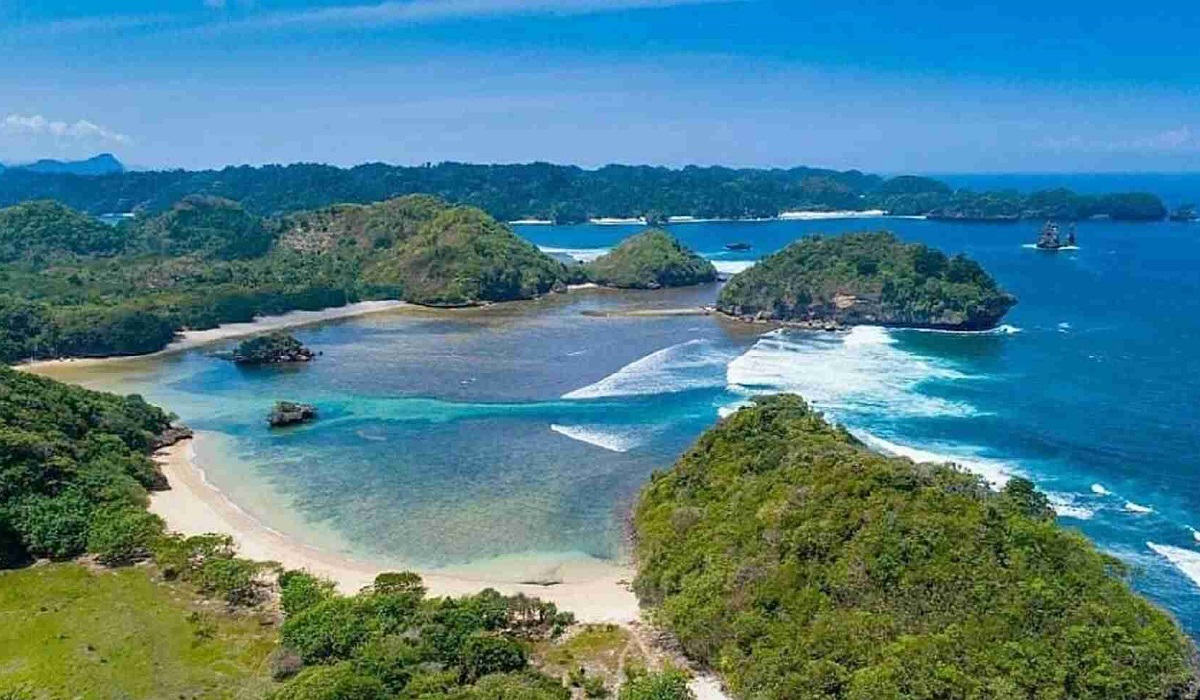 Jelajahi Keindahan 5 Wisata Pantai Menarik Malang, Cocok Dikunjungi Bareng Pasangan