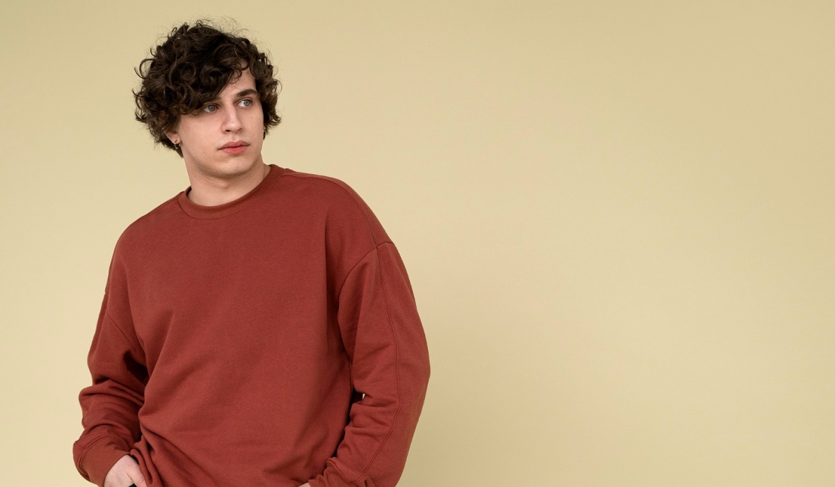 Pilihan Tak Lekang Waktu, Simak 4 Rekomendasi Kaus Lengan Panjang Pria Stylish Tahun 2025