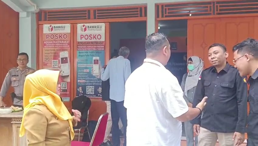 Pejabat BUMD Ngadu ke Bawaslu Brebes, Fotonya Dicatut Caleg DPR RI di Baliho