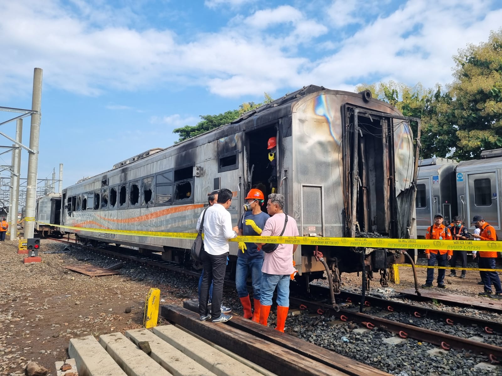 Tiga Kereta Stainless Steel Terbakar di Stasiun Tugu Yogyakarta, Lima Mobil Damkar Dikerahkan