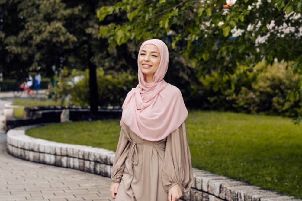 7 Model Gamis Brokat Tali Pinggang Depan yang Populer di 2025, Cocok untuk Berbagai Bentuk Tubuh