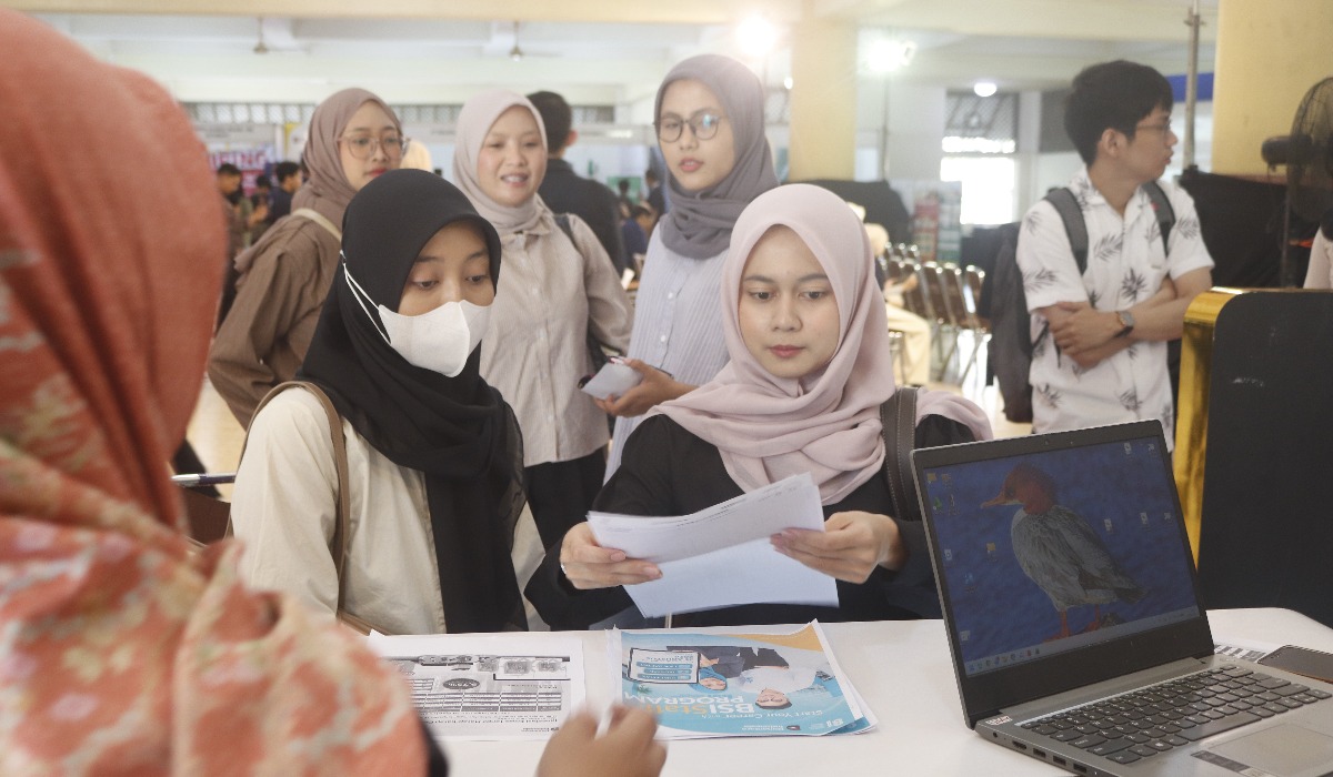 Lulusan Baru Curhat Sulit Cari Kerja, Alumni Berburu Peluang di Career Fair 2026