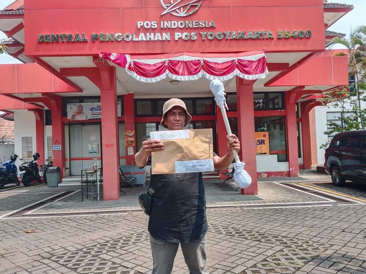 Aksi Simbolik di Sleman: JCW Kirim Korek Kuping dan Penghapus ke DPR Protes Tunjangan Rp 100 Juta