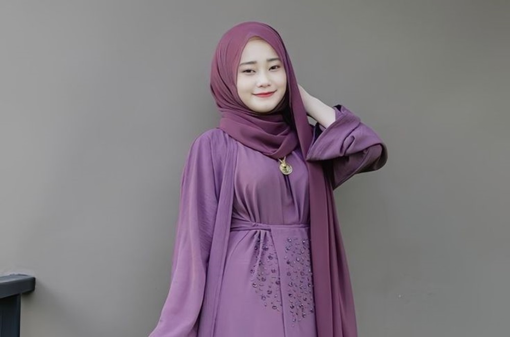 8 Padu Padan Warna Hijab yang Cocok dengan Gamis Ungu, Pasti Tampil Serasi