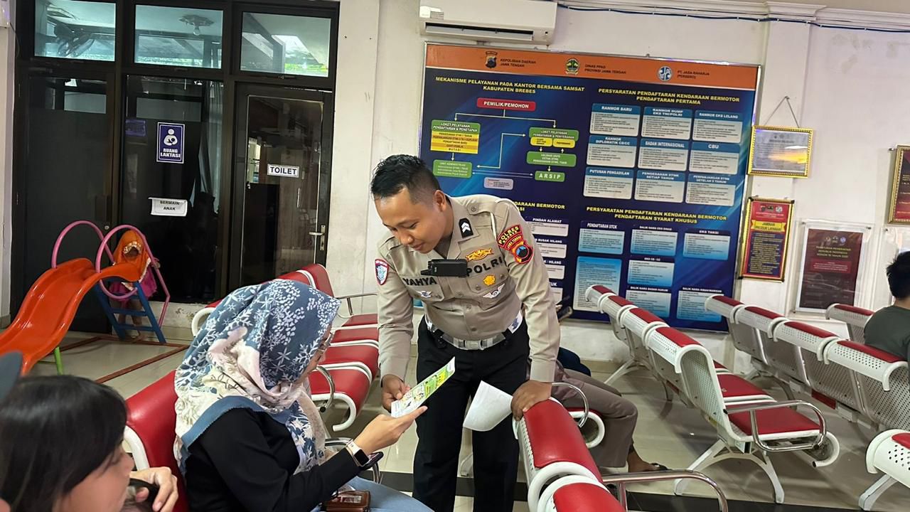 Hindari Jasa Calo Mengurus Registrasi Kendaraan, Polantas Brebes Menyapa Edukasi Masyarakat Mudahkan Prosedur
