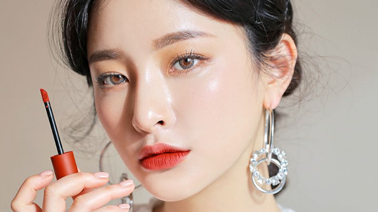 Cara Yang Benar Aplikasikan Lipstik Agar Tahan Lama, Simak Ulasan Lengkapnya Disini