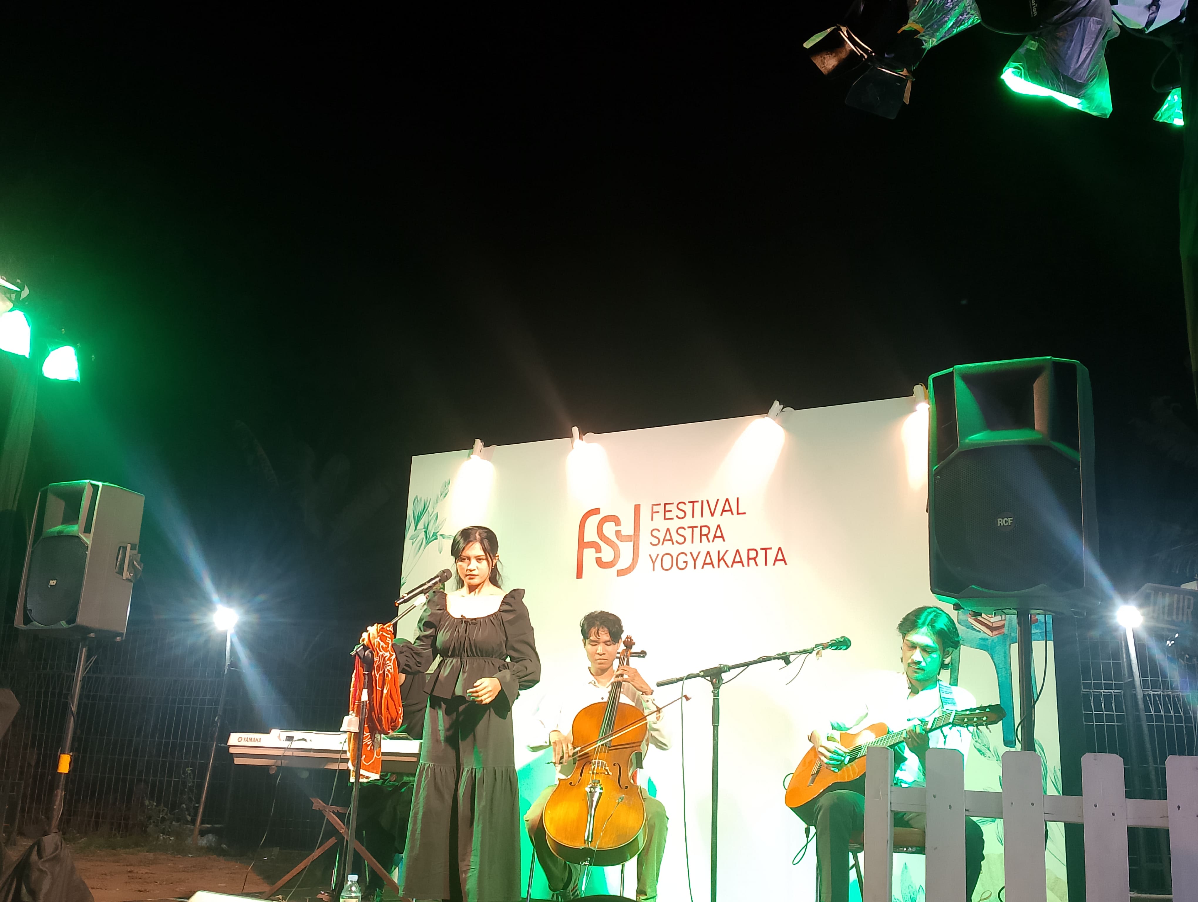 “Surat Buat Emak” Dinyanyikan Lagi Setelah Lama Vakum, Jejak Imaji Hidupkan Panggung FSY Lewat Musikalisasi