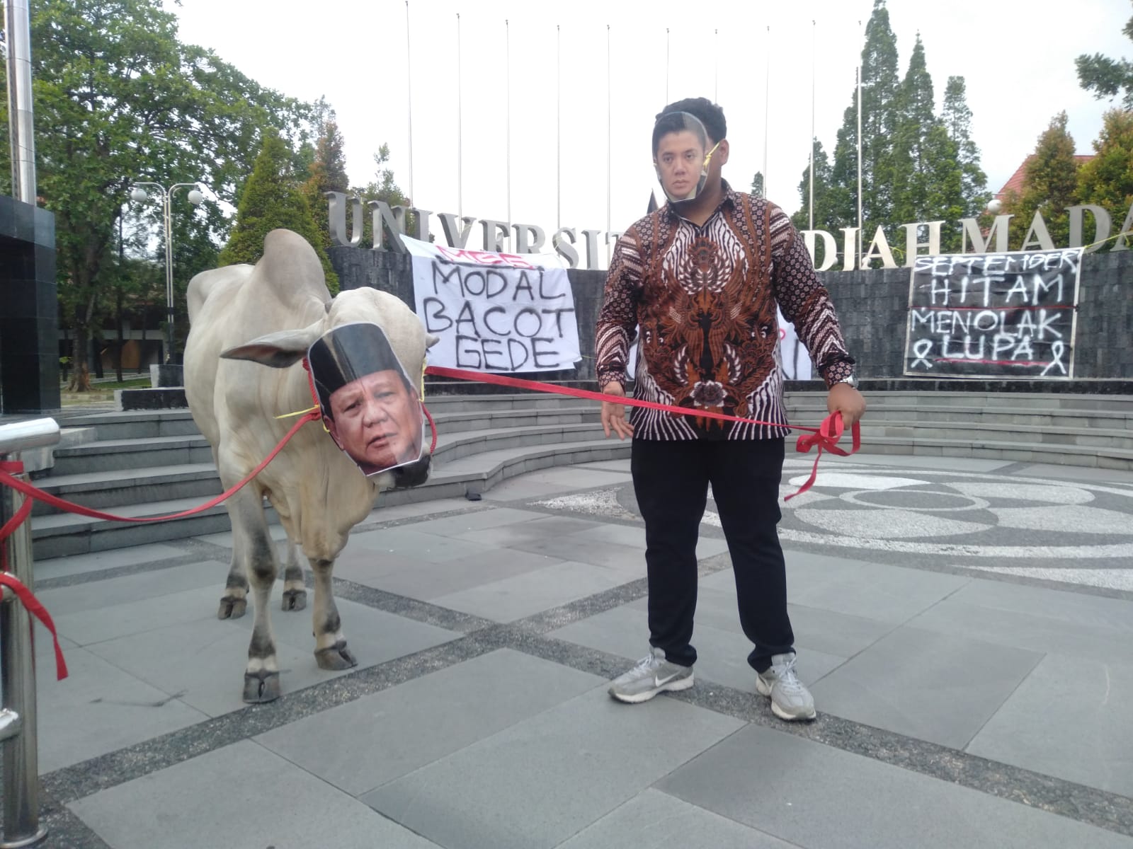 Aksi Sapi Bergambar Wajah Presiden Prabowo, BEM KM UGM Kritik Program MBG dan Tuduh Langgar Konstitusi