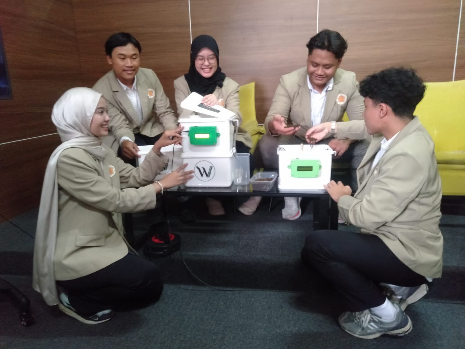 Atasi Masalah Sampah, Mahasiswa UGM Ciptakan Wormy Box yang Bikin Cacing Jadi Pahlawan Lingkungan
