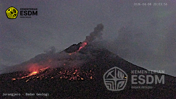Merapi Keluarkan Awan Panas Malam Hari, Luncur 1,1 Km ke Kali Putih