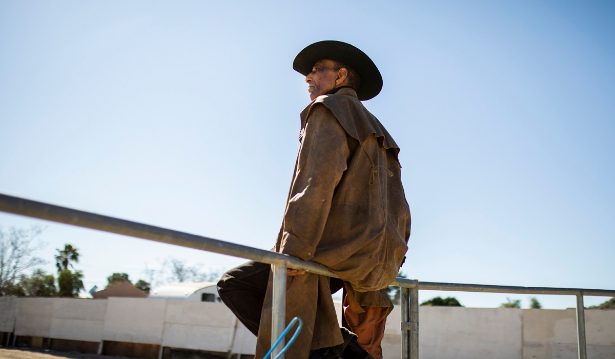 5 Ide Kombinasi Outfit Celana Coklat Pria Paling Stylish, Buat Visualmu Makin On Point