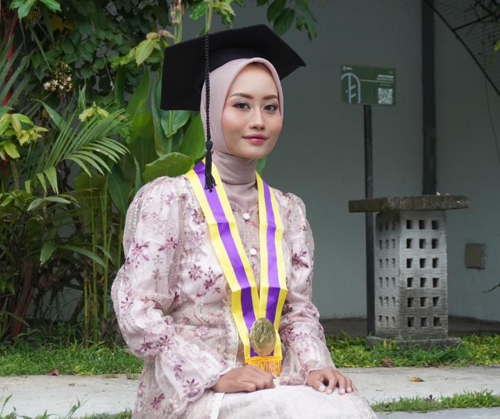 Menunda Demi Beasiswa, Lulus S2 UNY dengan IPK 3,95