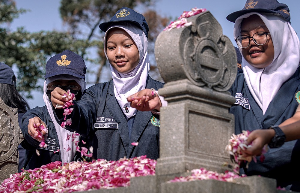 Peringatan Hardiknas di DIY, TNI hingga Pelajar Lakukan Ziarah ke TMP Wijaya Brata