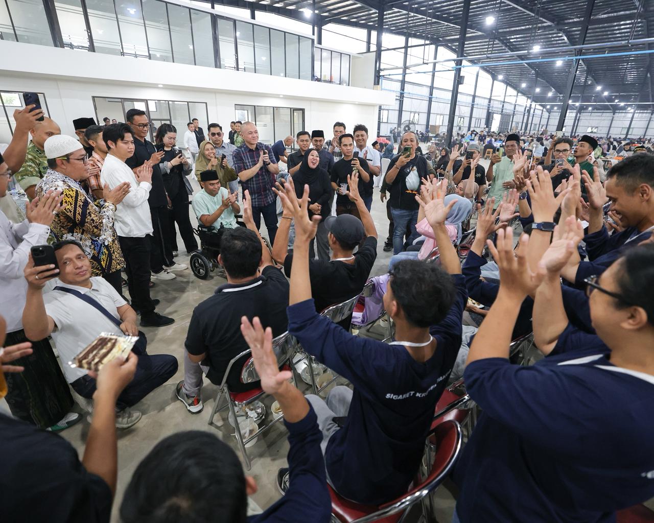 Usai Selamat dari Kecelakaan Moge, Muhammad Suryo Berangkatkan 150 Karyawan Umroh
