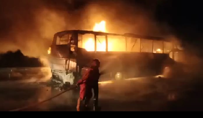 Bus Rosalia Indah Ludes Terbakar di Ruas Jalan Tol Pejagan-Pemalang