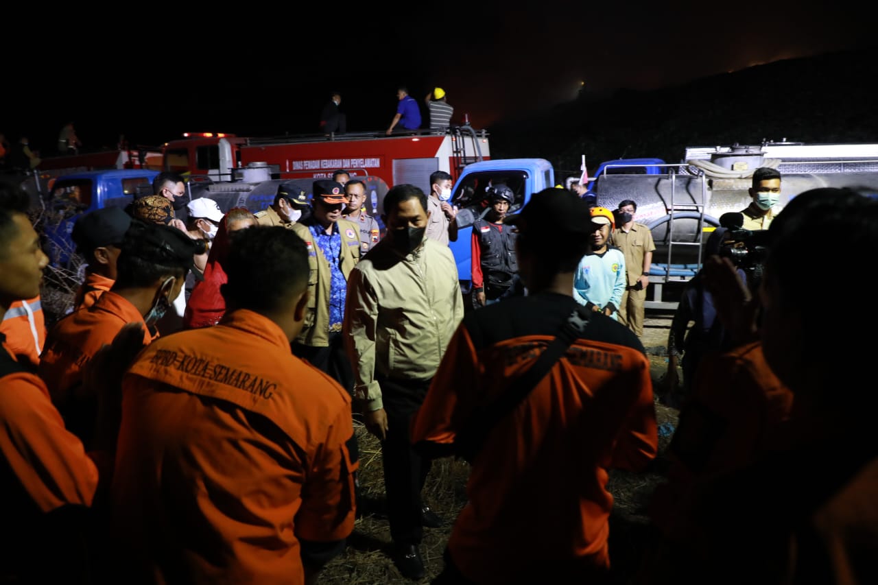 Tinjau Kebakaran di TPA Jatibarang Semarang, Pj Gubernur Minta Petugas Terus Melokalisir Api