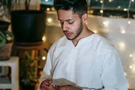 Simak Paduan Gaya Outfit Cowok Dengan Koko Modern, Agar Tampil Modis Elegan Tapi Tetap Agamis