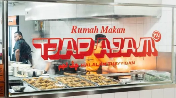 Kelezatan Ayam Goreng Cocolan Bumbu Hitam di RM Tjap Ajam 38, Simak Ulasan Lengkapnya Disini