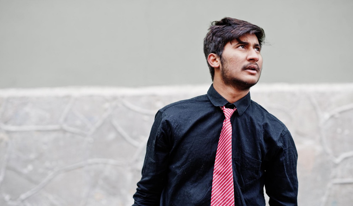 3 Pilihan Warna Dasi Terbaik untuk Paduan Outfit Kemeja Hitam, Simak Daftar Lengkapnya Disini