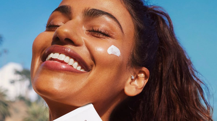 Rekomendasi Sunscreen Azarine Sebagai Perisai Kulit, Simak Ulasan Lengkapnya