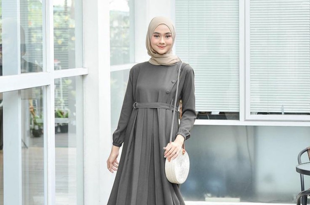 Apa Saja Warna Hijab yang Cocok dengan Gamis Abu-abu? Cek Kombinasi Menariknya Disini