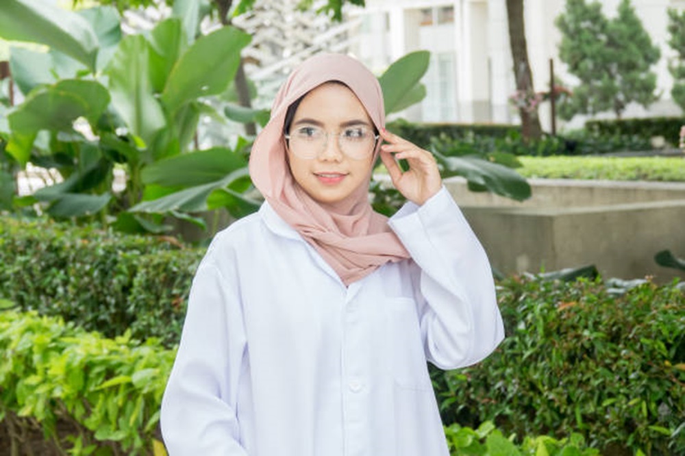 6 Mix and Match Atasan Nuansa Putih Hijab yang Fresh Look, Cocok Dipakai Berbagai Usia