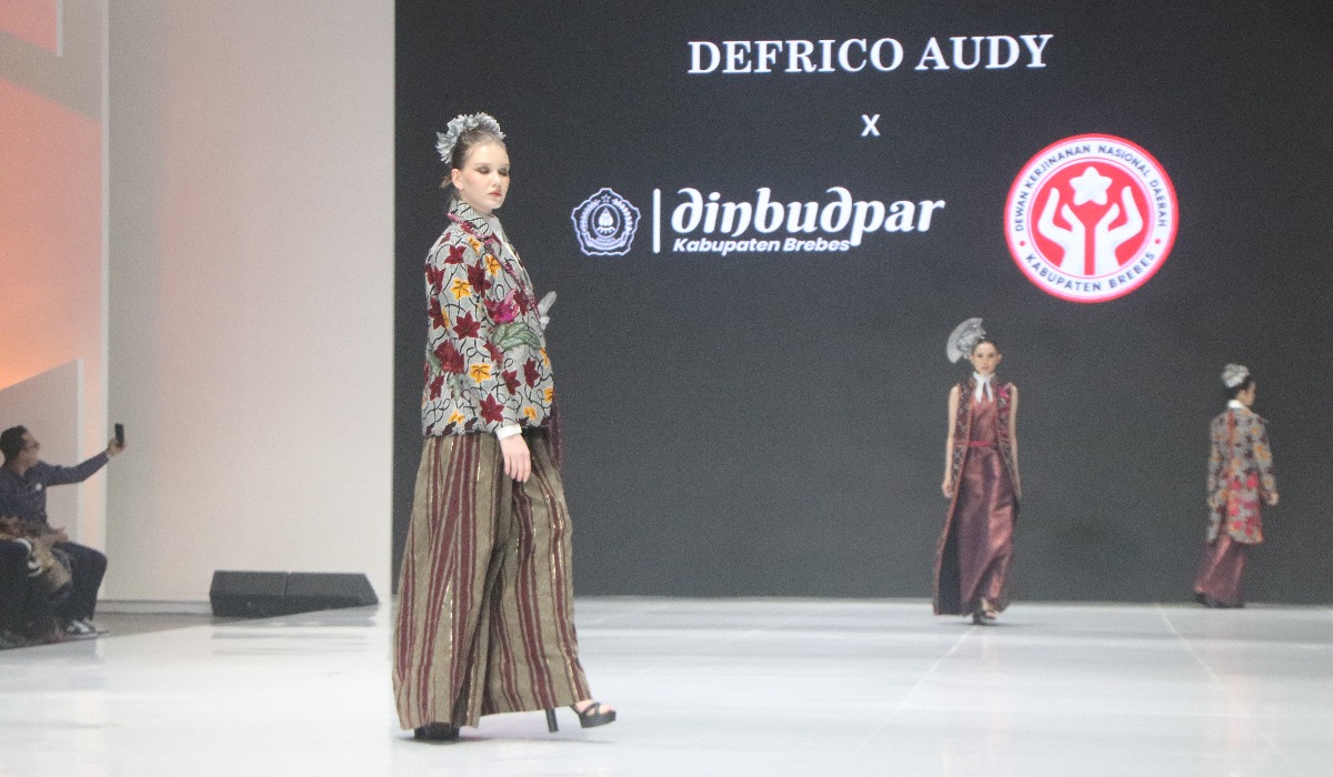 Bupati Paramitha Deg-degan Saat Catwalk di JFW 2026, Pamer Batik Khas Brebes
