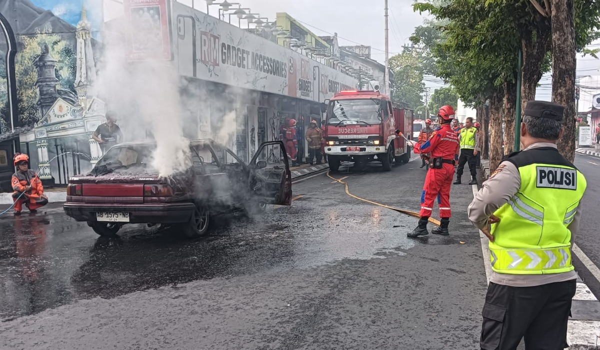 Usai Isi Pertalite, Mobil Merah Marun Terbakar di Mantrijeron Jogja