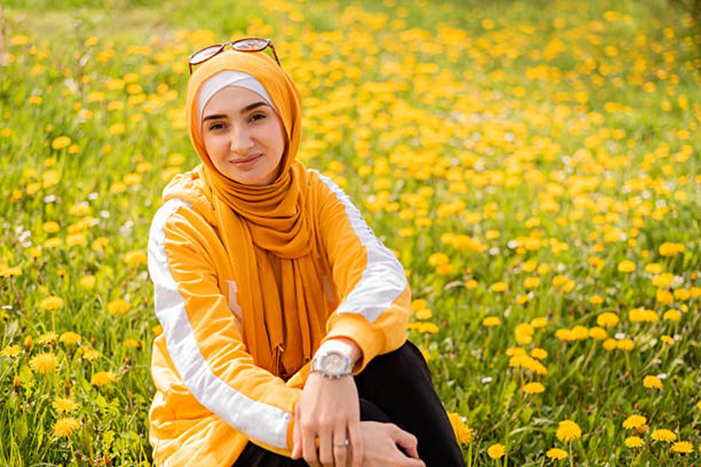 Fresh dan Stylish, Simak Mix and Match Outfit Hijab Warna Kuning yang Cantik