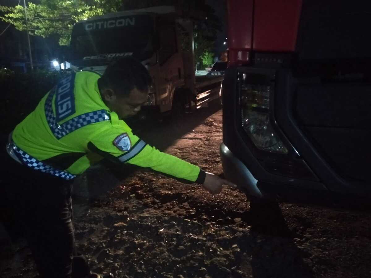 Satu Manuver di Ring Road Utara Sleman Berujung Maut, Motor Hantam Truk Wing Box